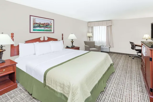 غرفة بسرير كينج لذوي الإعاقة، Baymont By Wyndham Elkhart 2/6