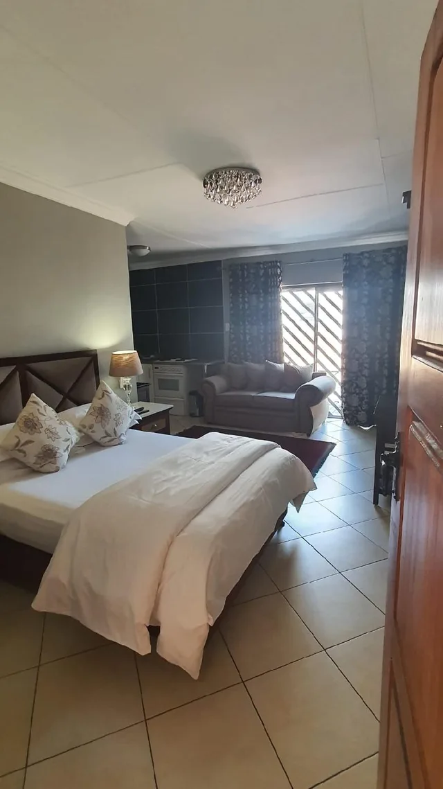 غرفة بسرير مزدوج مع أريكة، Opikopi Guest House 1/1