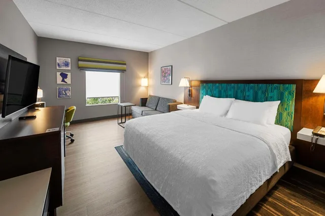 Study, King Bed, Sofa، Hampton Inn Nanuet 1/3