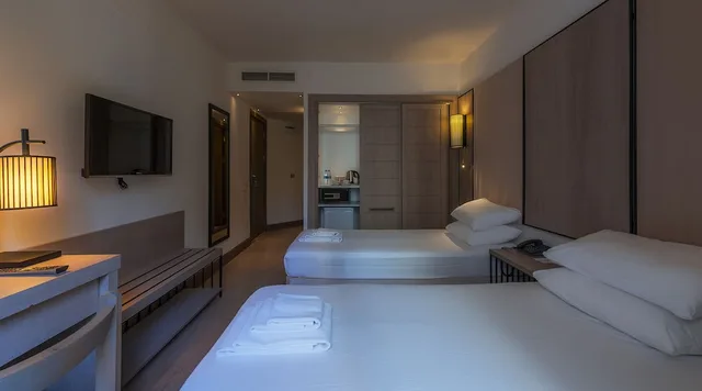 غرفة قياسية بسرير مزدوج، LIV HOTEL BY BELLAZURE 1/3