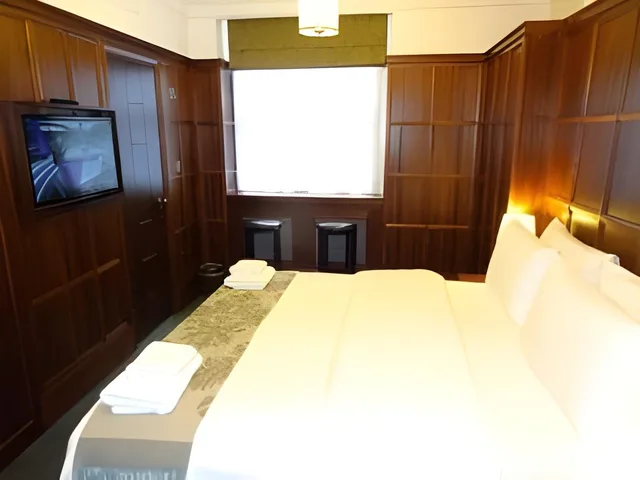 غرفة تنفيذية بسرير فردي وسريرين مزدوجين بشرفة، Regency House 1/1
