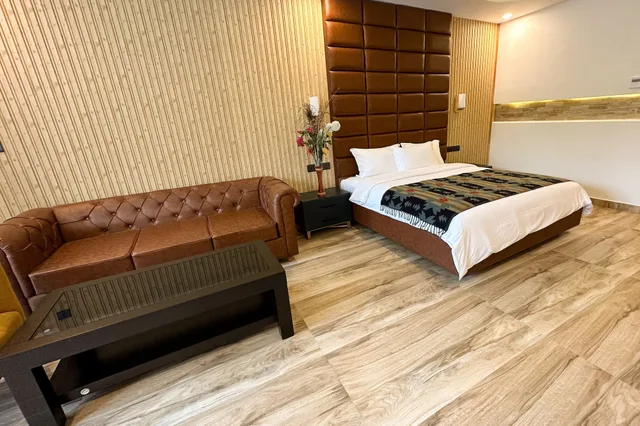 Luxury, 1 King or 2 Queen Beds, Pool View, Balcony، Lake View Resort 5/8