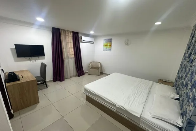 غرفة بريميوم بسرير كينج، Zen Rooms Poorna Hotel 1/1