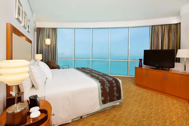 جناح بانورامي بسرير كينج بإطلالة على البحر، Hilton Doha 2/7