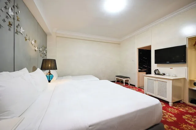 Deluxe, Triple, 1 Queen and 1 Single Bed, No Window، California Saigon Hotel & Rooftop Pool 1/7