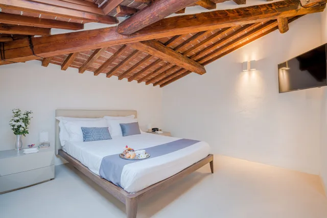 غرفة سوبيريور ثلاثية بسرير كوين مع أريكة بحوض استحمام، Palazzo Cini Luxury Rooms In Pisa 3/8