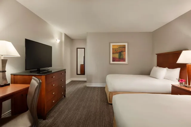 جناح بسريرين مزدوجين مع أريكة، Doubletree Hotel Minneapolis Park Place 1/2