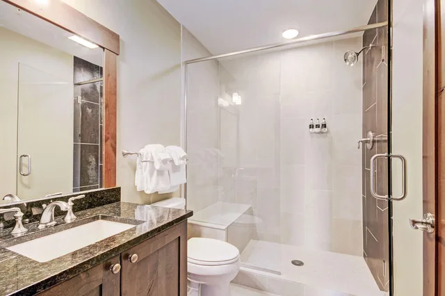 2 Bedrooms, Condo, Slope, Side View، One Ski Hill Place A Rockresort 2/4