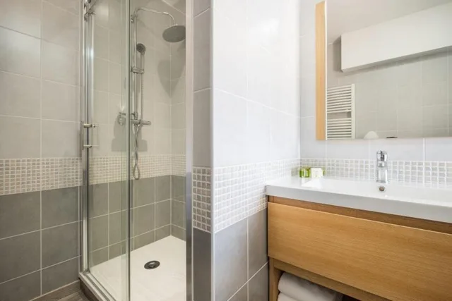 غرفة قياسية بسرير مزدوج، HOTEL LE COQ HARDI 2/2