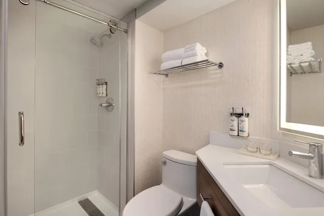 غرفة قياسية بسرير كينج وسرير كوين، HOLIDAY INN HOTEL AND SUITES VANCOUVER DOWNTOWN 4/4