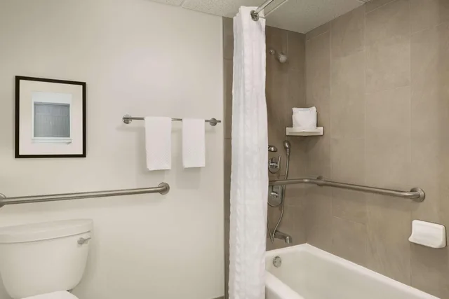 جناح لذوي الإعاقة، Embassy Suites by Hilton Boca Raton 3/4