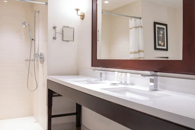 غرفة بسريرين كوين مع أريكة لذوي الإعاقة، Marriott Syracuse Downtown 4/5
