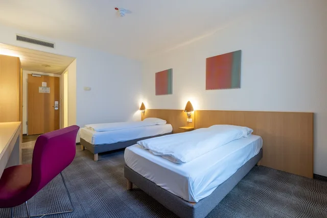 غرفة قياسية بسريرين منفصلين، Novotel Dusseldorf City West 3/8