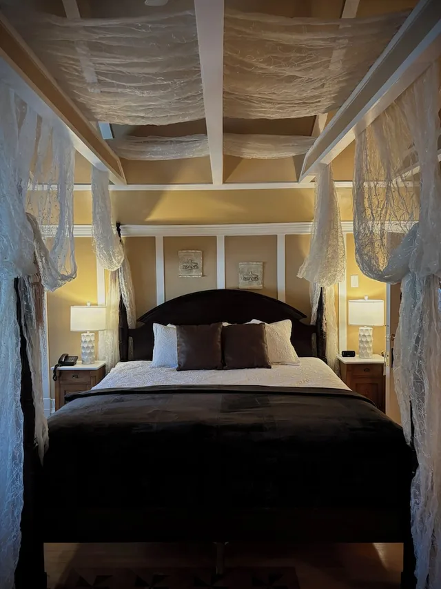 Parker, Suite, King Bed، Leaside Manor By The Leaside Group 2/9