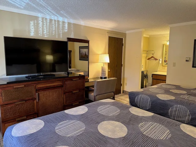 Deluxe, 2 Queen Beds, Snowshoe Motel 7/8