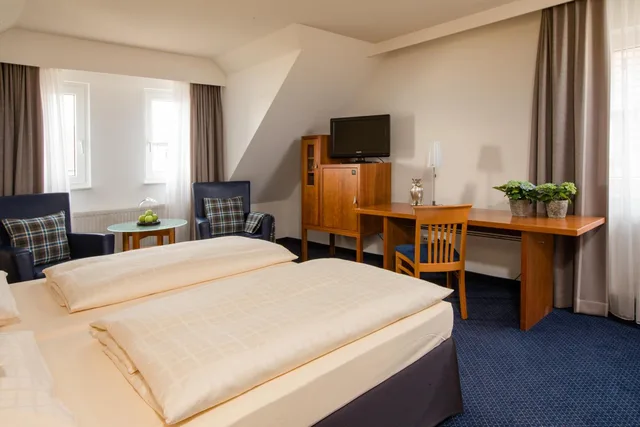 غرفة كومفورت بسرير مزدوج بإطلالة على البحيرة، Seehotel Niedernberg - Das Dorf am See 4/5