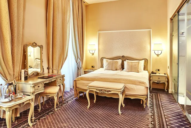 غرفة ديلوكس بسرير كينج، Grand Hotel Continental 2/6