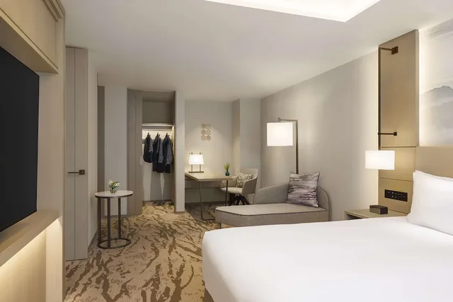 جناح بريميوم بسرير كينج بحوض استحمام، DoubleTree by Hilton Toyama 1/3