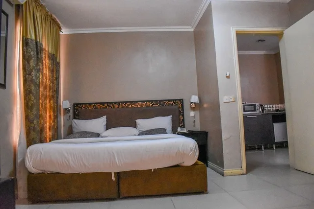 Royal, Suite, King Bed, Emerald Cove 1/7