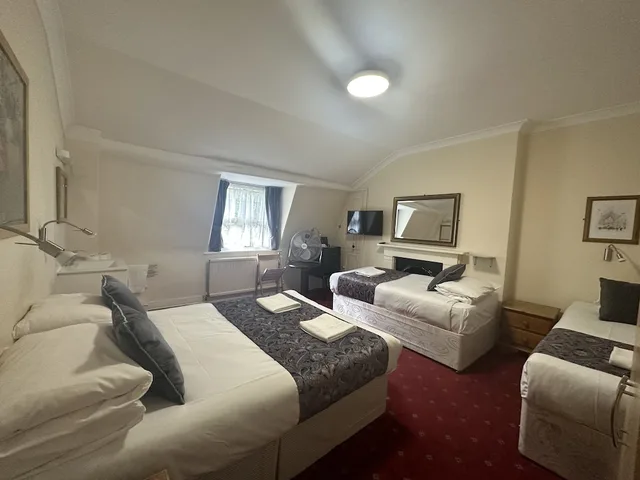 غرفة رباعية بسرير مزدوج وسريرين منفصلين، Arran House Hotel 2/4