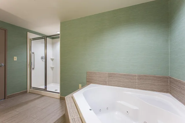 جناح بسرير كينج بجاكوزي، Holiday Inn Texarkana Arkansas Conv Ctr 4/6