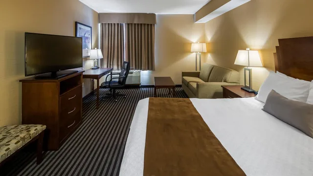 غرفة بسرير كينج مع أريكة لذوي الإعاقة، Best Western Plus Barrie 1/1