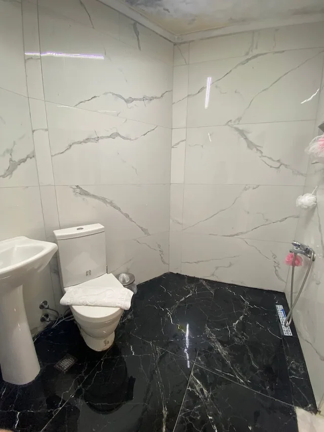 2 Bedrooms, Basement, Apartment, 1 Queen and 2 Queen Beds، Berce Hotel 9/10