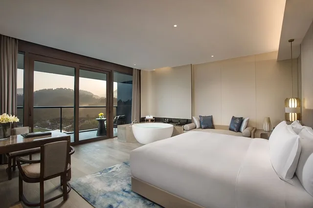 غرفة بسرير كينج بإطلالة على البحيرة، Banyan Tree Anji 1/4