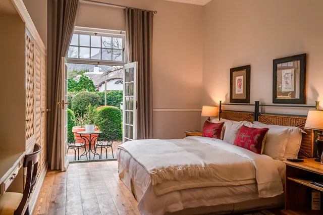 غرفة كلاسيكية بسرير كوين، Van Der Stel Manor 1/8