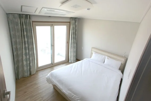 2 Queen Beds, Dahlia 3/5