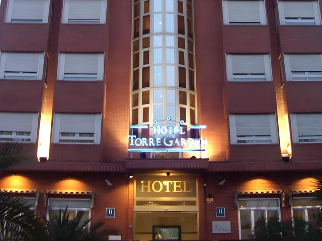 غرفة عائلية رباعية كبيرة بسريرين منفصلين وسرير فردي، Hotel Porcel Torre Garden 1/1