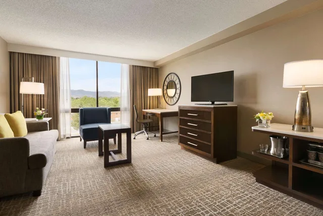 Room, King Bed, Mountain View, Hilton Fort Collins 2/2