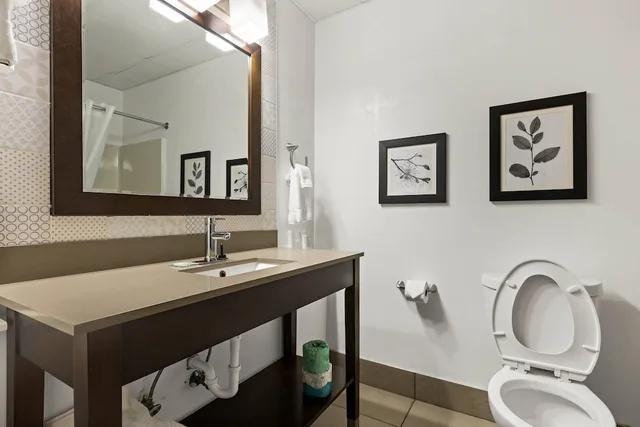غرفة بسريرين كوين، Country Inn and Suites By Radisson Hinesville GA 5/6