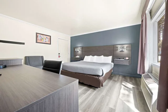 غرفة بسرير كينج، Econo Lodge Inn & Suites Heavenly Village Area 1/7