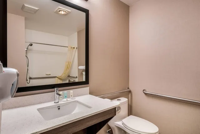 غرفة بسرير كوين لذوي الإعاقة، Quality Inn & Suites Missoula Westside 4/5
