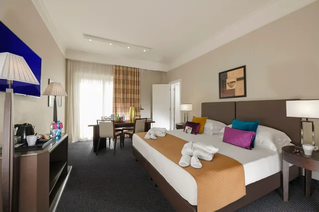 جناح بسرير كينج، Crowne Plaza St Peter S 2/8