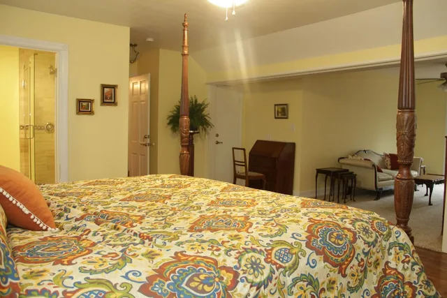 Honeymoon, King Bed, Garden View, The Oaks Bed and Breakfast 1/1