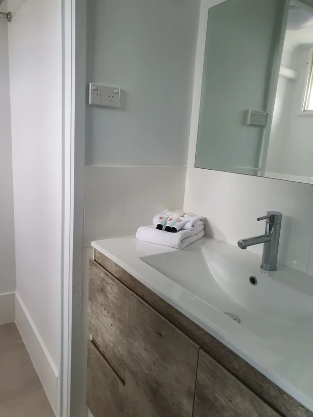غرفة تقليدية بسرير كوين وسرير فردي بمطبخ صغير، Montego Mermaid Beach Motel 8/8