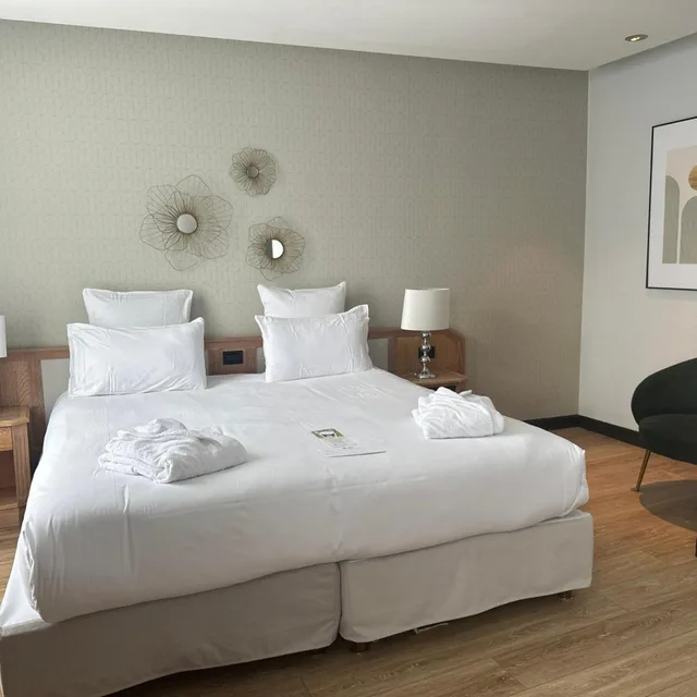 Room, Queen Bed, Street View، Best Western Plus Le Picardy Hotel & Spa 4/10