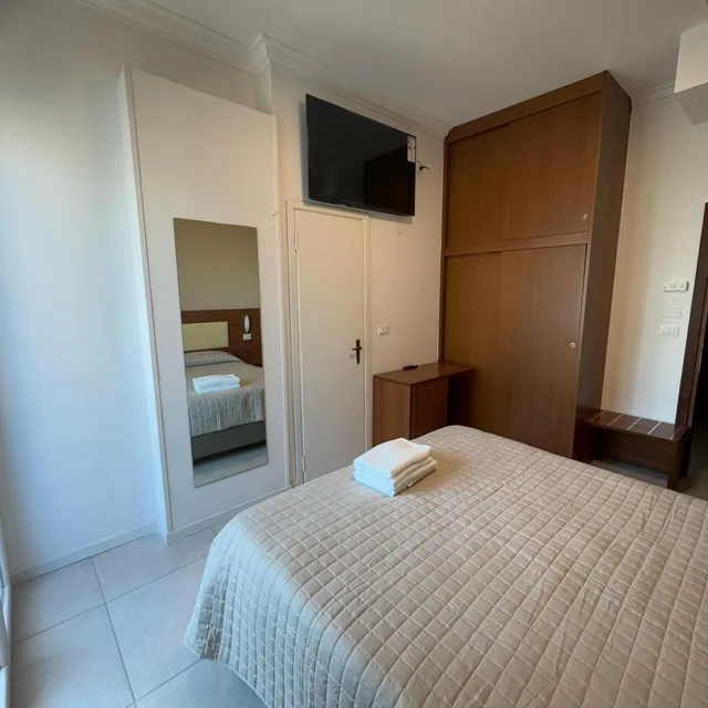 غرفة بسرير مزدوج بحمام خاص، Hotel Helios 1/3