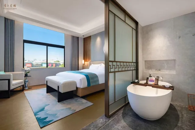 جناح فاخر بسرير كوين، Dong Fang Hotel 2/2