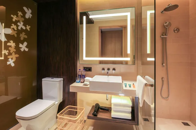 غرفة بسرير كينج في طابق مرتفع، Hilton Garden Inn Ningbo 3/8
