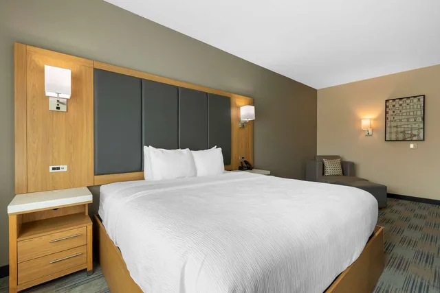 غرفة بسرير كينج بحوض استحمام لذوي الإعاقة، La Quinta Inn & Suites by Wyndham Coralville Iowa City 1/4