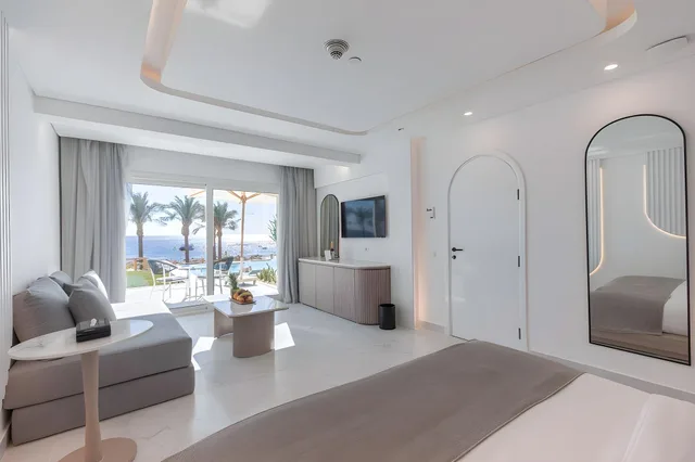 Royal Suite Beach front Posh Club، White Hills Resort 1/1