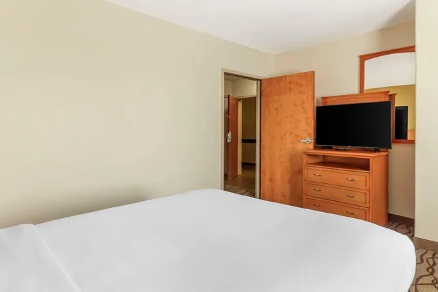 Efficiency, Suite, Queen Bed، Comfort Inn & Suites Chesapeake - Portsmouth 1/4