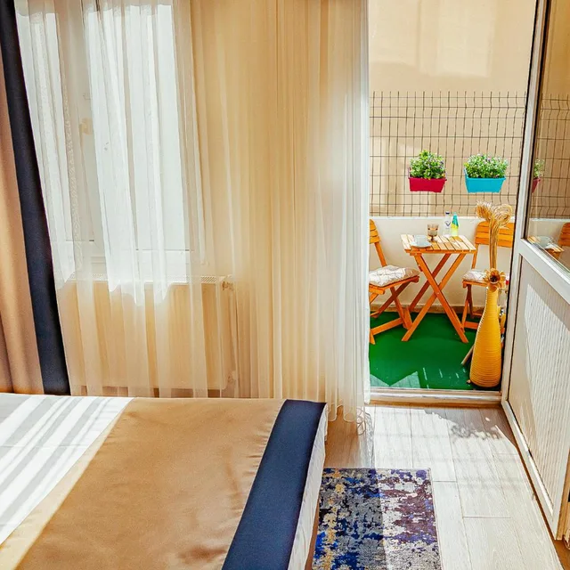 غرفة بسرير كينج بشرفة، Comfort Beige Hotel 6/9