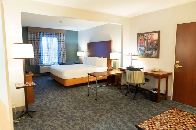 جناح تنفيذي بسرير كينج مع أريكة، La Quinta Inn & Suites by Wyndham Bannockburn-Deerfield 4/8