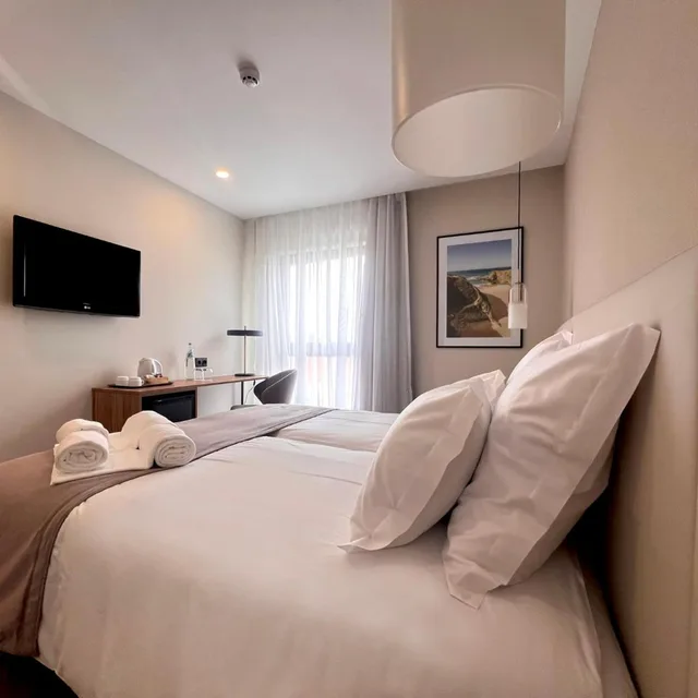 غرفة بسريرين منفصلين بإطلالة على البحر، Hotel Sinerama 3/7