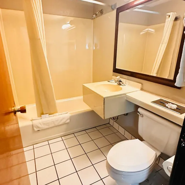 جناح، Quality Inn St. Paul-Minneapolis-Midway 6/6