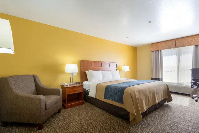 غرفة بسرير كينج، Comfort Inn & Suites Cedar City South, UT 1/3